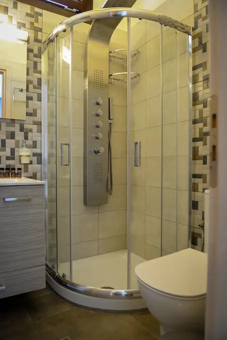 Corner shower with a hydromassage column